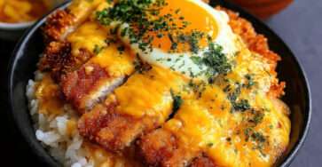 Katsudon croustillant au fromage et œuf coulant servi sur riz japonais