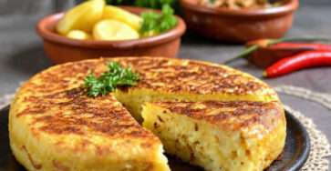 Tortilla espagnole traditionnelle à la poêle, dorée et fondante