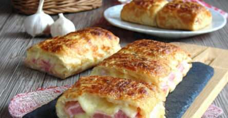 Croque-monsieur roulé doré et coupé en bouchées pour apéritif
