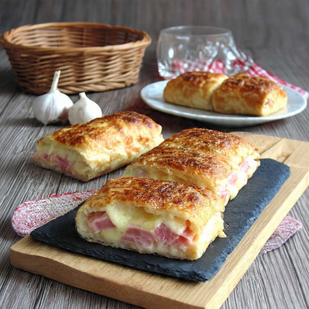 Croque-monsieur roulé doré et coupé en bouchées pour apéritif