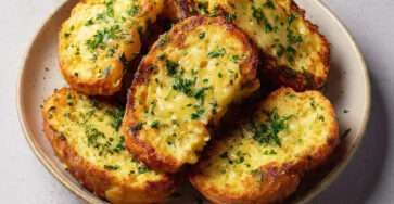 Pain perdu salé au fromage et aux herbes doré à la poêle