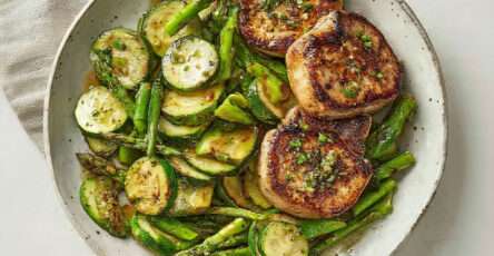 Médaillons de porc poêlés avec courgettes et asperges dorées