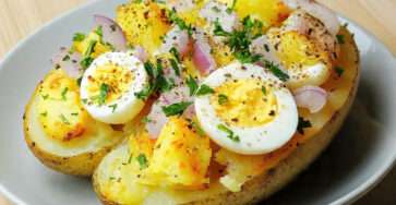 Pommes de terre farcies au thon et œufs durs avec oignons rouges et persil