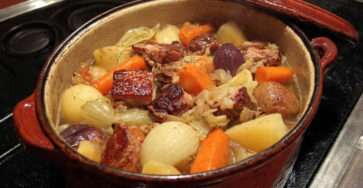 Potée savoyarde traditionnelle aux viandes fumées et légumes mijotés