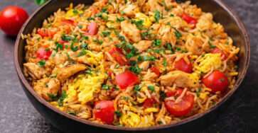 Riz sauté au poulet et aux œufs maison, doré et parfumé