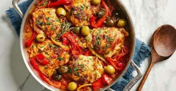 Poulet mijoté aux poivrons rouges et olives en sauce maison