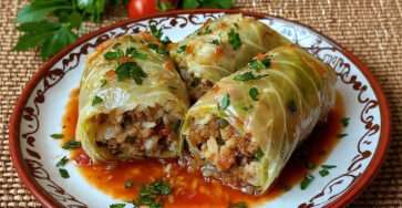 Choux farcis à la viande et au riz mijotés en sauce tomate