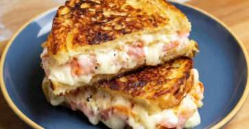 Croque fondant jambon fromage à la poêle, pain doré et fromage coulant