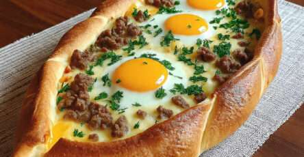 Pide à la viande hachée et aux œufs, pain turc doré au four