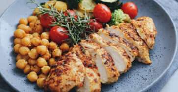 Blanc de poulet épicé servi avec pois chiches rôtis et légumes sautés