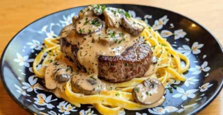Filet mignon de porc nappé de sauce crémeuse aux champignons servi avec tagliatelles