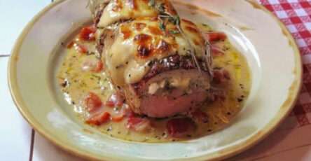 Filet mignon de porc au Boursin gratiné nappé de sauce crémeuse aux lardons