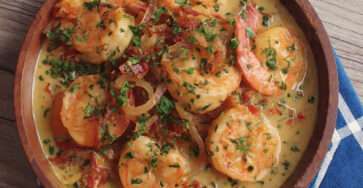 Wok de crevettes au lait de coco avec oignons fondants et lardons