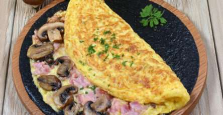 omelette paysanne aux champignons lardons servie bien chaude et moelleuse