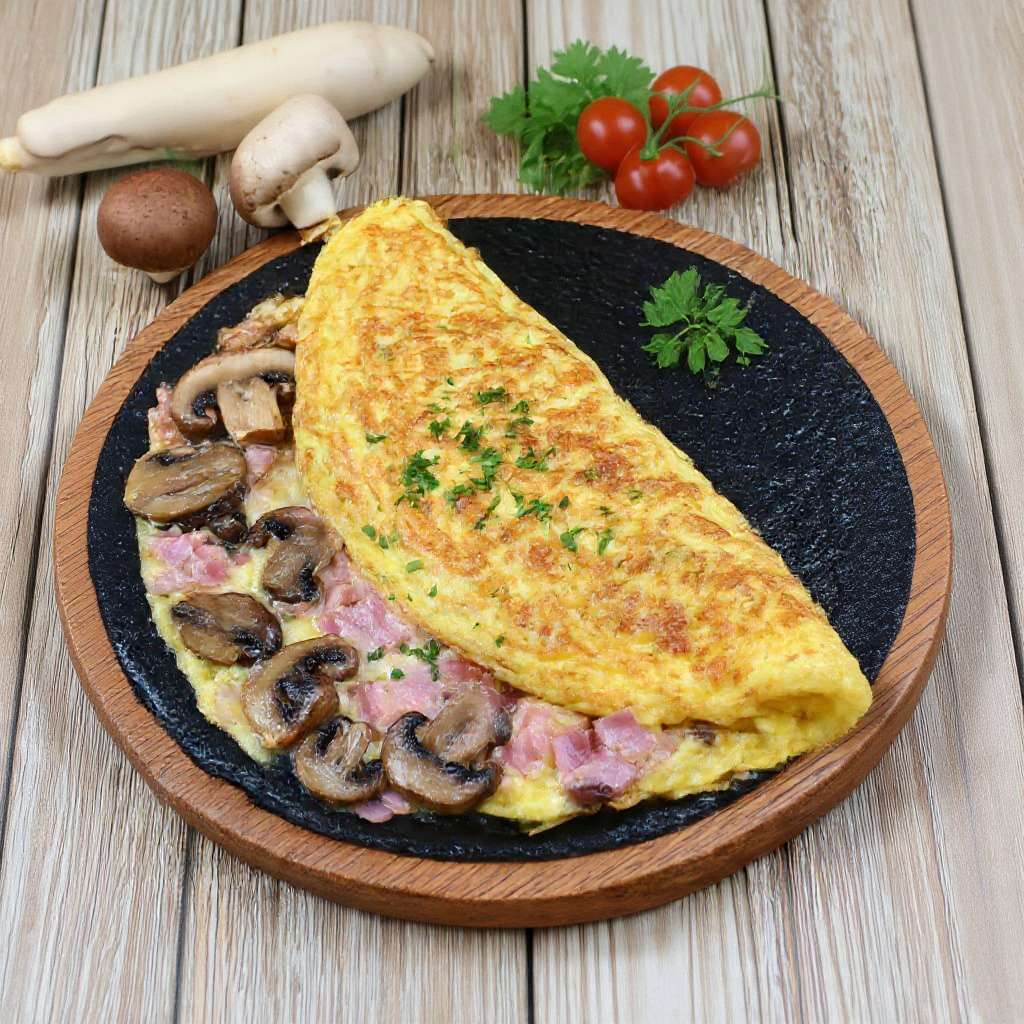 omelette paysanne aux champignons lardons servie bien chaude et moelleuse