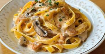 Tagliatelles crémeuses aux champignons nappées de sauce onctueuse au parmesan dans une assiette