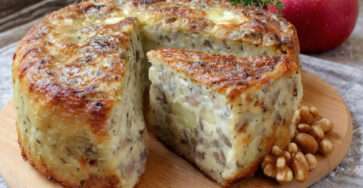 Cake salé pommes camembert noix doré au four avec morceaux fondants et noix croquantes