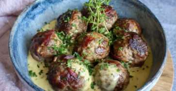 Boulettes de bœuf moutarde ancienne nappées de sauce crémeuse dans une poêle