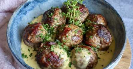 Boulettes de bœuf moutarde ancienne nappées de sauce crémeuse dans une poêle