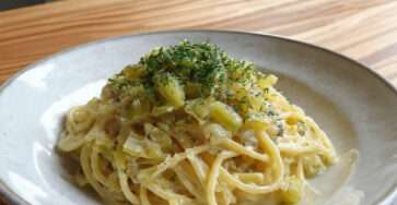 Pâtes crémeuses poireau citron servies chaudes avec herbes fraîches et zeste de citron