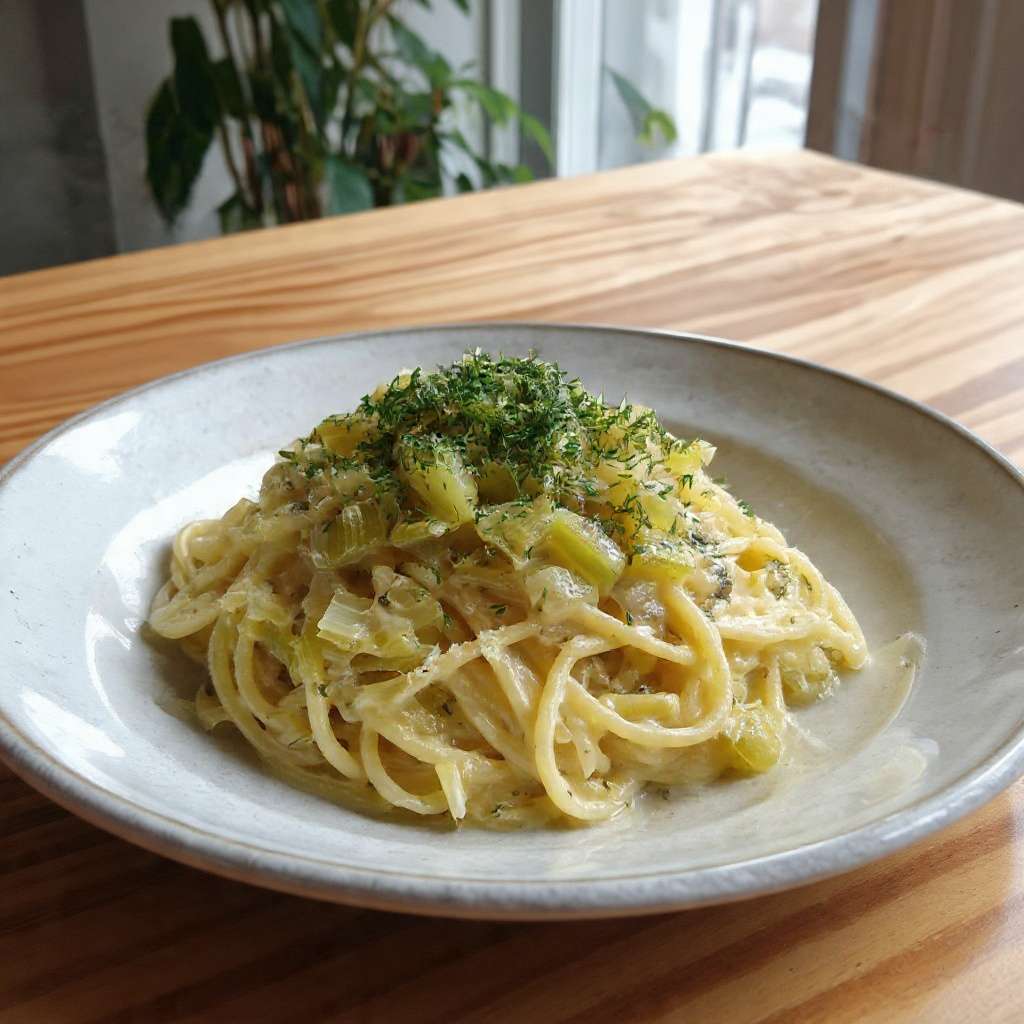 Pâtes crémeuses poireau citron servies chaudes avec herbes fraîches et zeste de citron