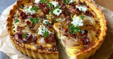 Tarte salée oignons lardons fromage frais dorée au four avec garniture fondante