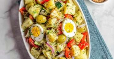 Insalata di Patate italienne avec pommes de terre, œufs, légumes frais et olives