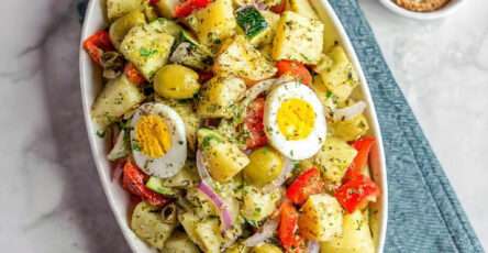 Insalata di Patate italienne avec pommes de terre, œufs, légumes frais et olives