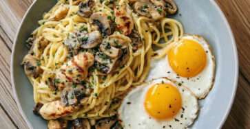Spaghettis crémeux poulet champignons servis avec œuf au plat au jaune coulant
