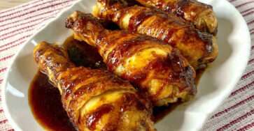 Pilons de poulet bacon fromage fondant dorés au four et nappés de sauce barbecue