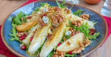 Salade d’endives rôties aux pommes dorées, noix et fromage bleu