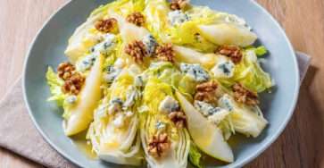 Salade d’endives poires fromage bleu et noix servie fraîche