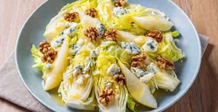 Salade d’endives poires fromage bleu et noix servie fraîche