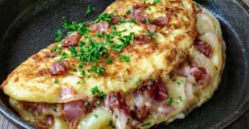 Omelette roulée jambon Comté fondant servie bien chaude