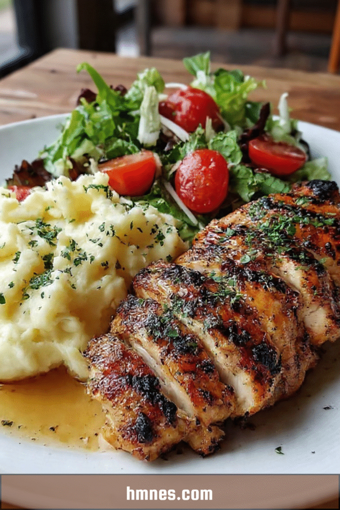 Poulet grillé purée maison et salade fraîche servis dans une assiette équilibrée