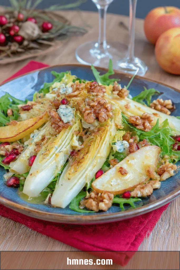 Salade d’endives rôties aux pommes dorées, noix et fromage bleu