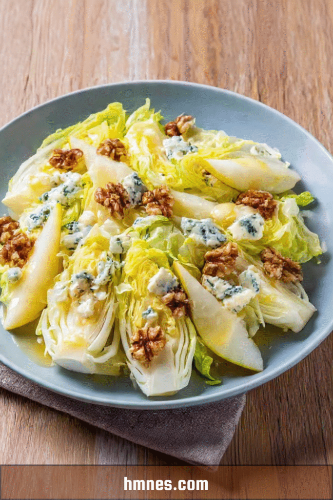 Salade d’endives poires fromage bleu et noix servie fraîche