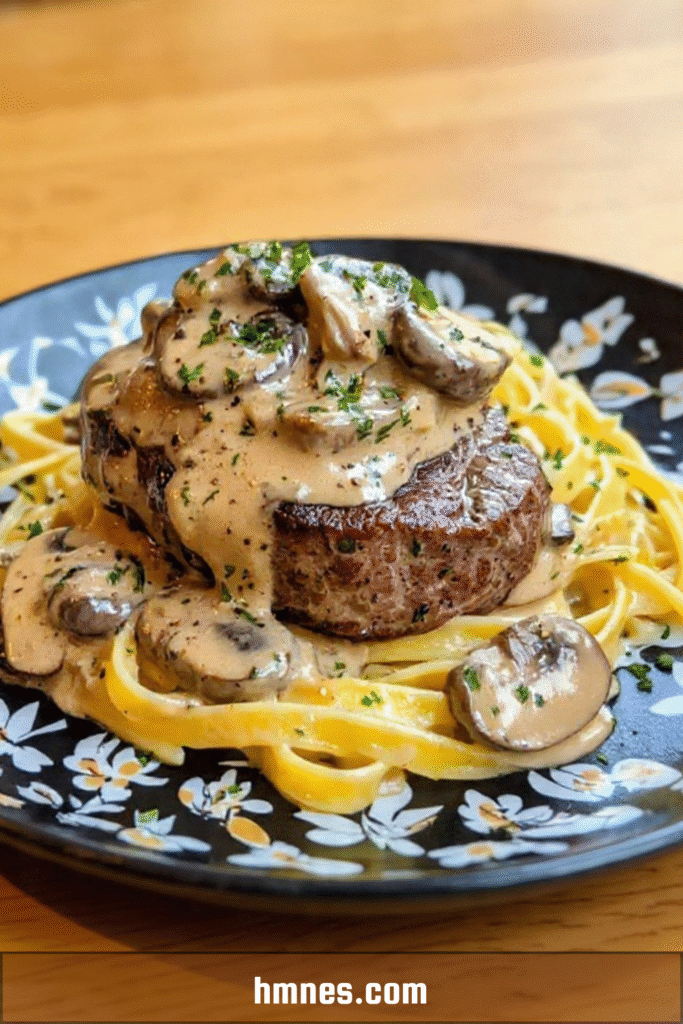 Filet mignon de porc nappé de sauce crémeuse aux champignons servi avec tagliatelles
