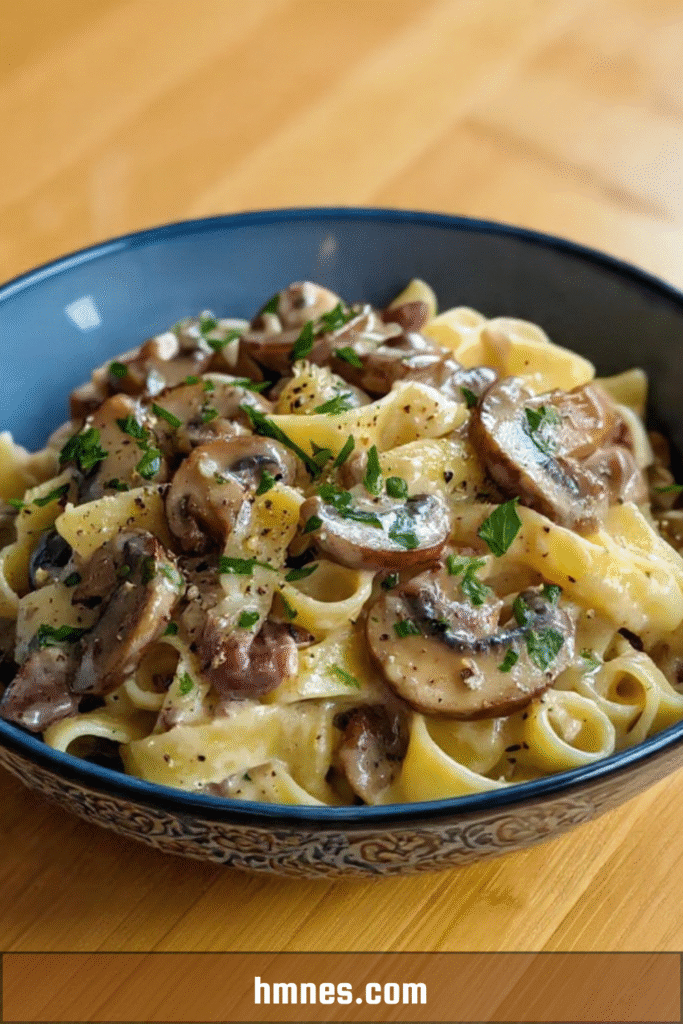 Tagliatelle crémeuses aux champignons et parmesan fraîchement râpé