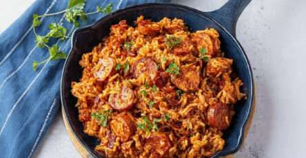 Riz au chorizo mijoté à l’ancienne avec tomates et persil frais
