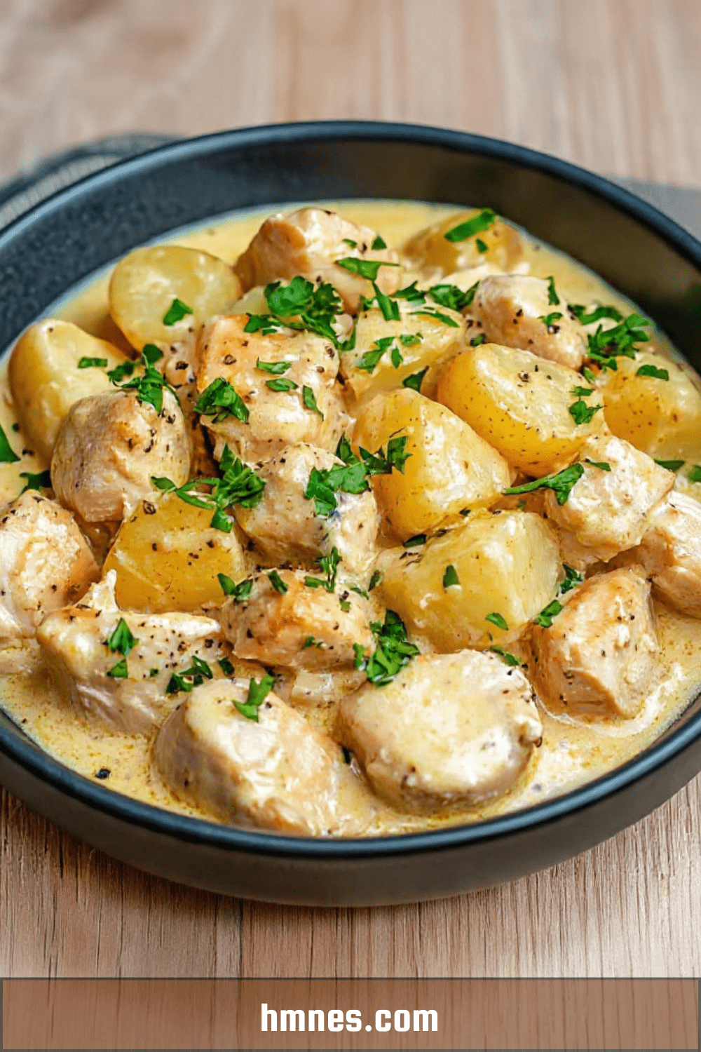 Poulet crémeux moutarde avec pommes de terre et persil frais
