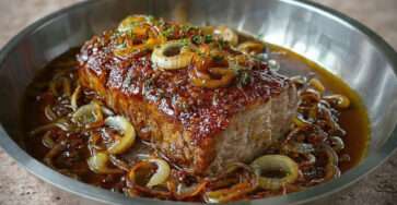 Rôti de porc caramélisé au miel et oignons dorés
