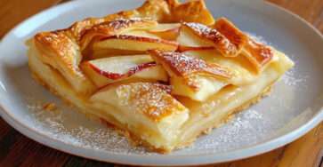 Tarte feuilletée aux pommes dorée avec sucre glace
