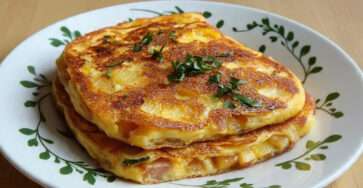 Croque-monsieur perdu doré à la poêle avec fromage fondant