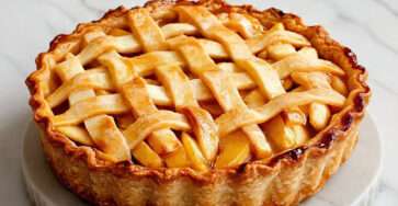 Tarte aux pommes tressée avec pâte dorée et garniture fondante