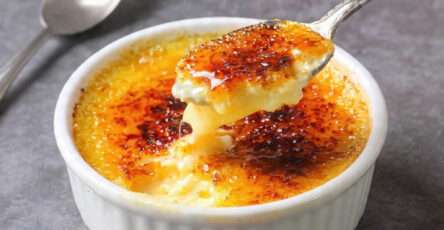 Crème brûlée à la vanille avec croûte caramélisée