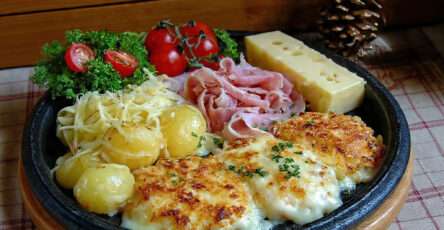 Raclette alsacienne traditionnelle fromage fondu charcuterie