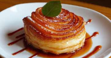 Roses de pommes feuilletées croustillantes avec sucre glace