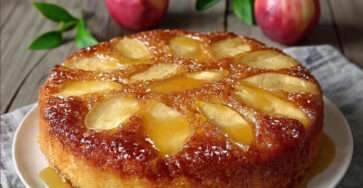 Gâteau aux pommes moelleux et doré maison