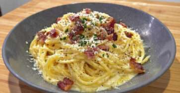 Spaghetti carbonara authentique guanciale pecorino